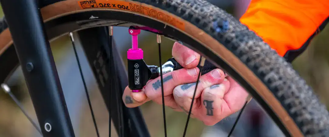 Muc-Off CO2 täyttölaite + patruuna 16g - Image 2